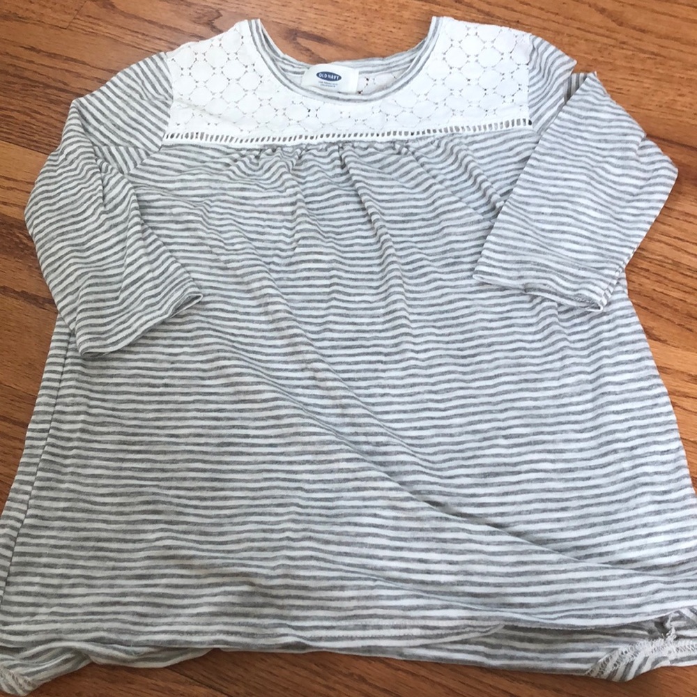 SOLD as free gift Old Navy size 6-7 shirt